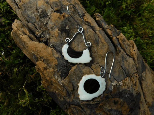 Boucles dépareillées - incrustées d&#039;ébène